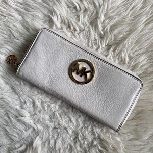Michael Kors - White Large Zip Accordion Wallet